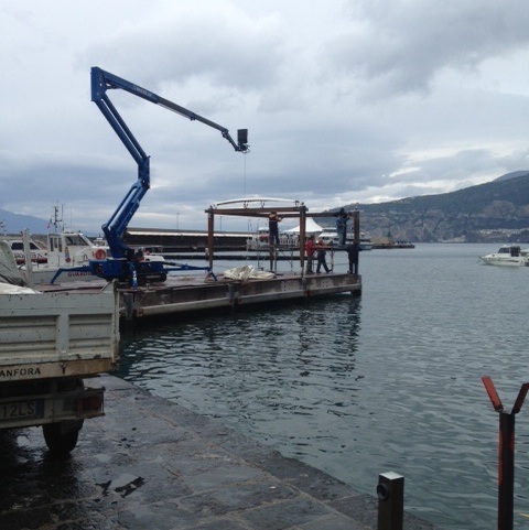 pontile in legno al porto